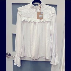 PRICE DROP⬇️⬇️⬇️Beautiful white blouse. Fully lined and exquisite